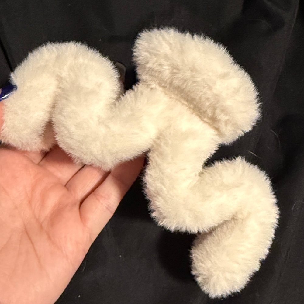 🚨NEVER WORN!!🚨Fluffy White Hair Clip